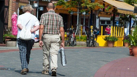 Ein älteres Paar läuft durch eine Fußgängerzone. © dpa-Bildfunk Foto: Philipp Schulze