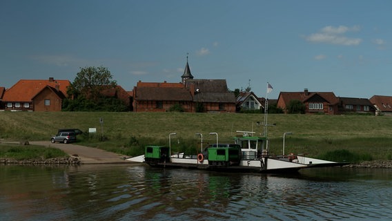 Die Fähre liegt auf der Elbe vor dem Panorama von Schnackenburg © NDR 