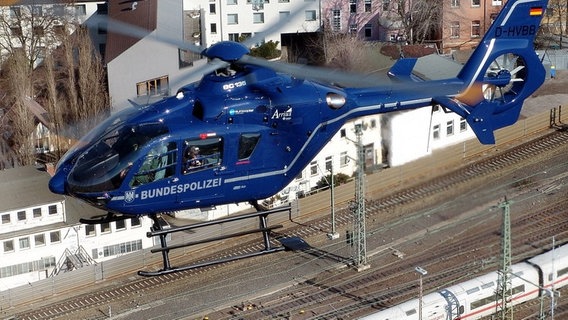 Ein Bundespolizeihubschrauber sucht eine Bahnstrecke ab. © Bundespolizeiinspektion Bremen 