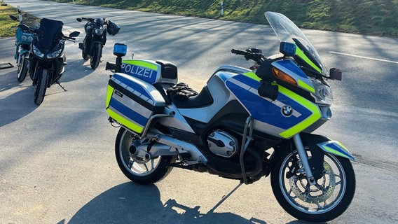 Ein Motorrad der Polizei steht bei einer Kontrolle vor drei privaten Motorrädern. © Polizeiinspektion Heidekreis 