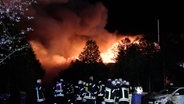 Ein Wohnhaus in Regesbostel steht in Flammen. © Hellwig TV Elbnews Produktion 