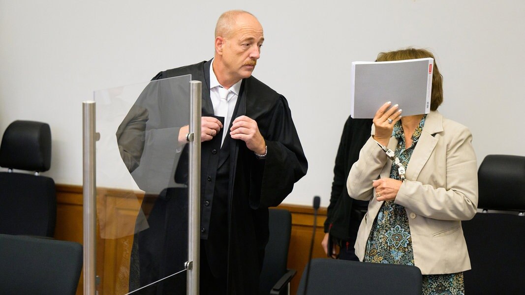 Lüneburg: Eine Angeklagte (r) steht mit Handschellen im Saal vom Landgericht neben ihrem Verteidiger, Norbert Lösing.