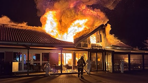 Ein griechisches Restaurant in Hodenhagen steht in Flammen © Polizeiinspektion Heidekreis Foto: Polizeiinspektion Heidekreis