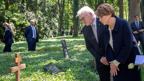 Steinmeier Gedenkt Ns Kriegsgefangener Im Lager Sandbostel Ndr De Nachrichten Niedersachsen Studio Luneburg