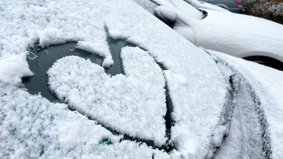 Ein Herz ist auf die schneebedeckte Windschutzscheibe eines Autos gemalt. © NDR Foto: Marlene Kukral