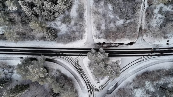 Drohnenaufnahme einer Straße durch eine verschneite Landschaft in der Heide. © TeleNewsNetwork 