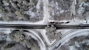 Drohnenaufnahme einer Straße durch eine verschneite Landschaft in der Heide. © TeleNewsNetwork 