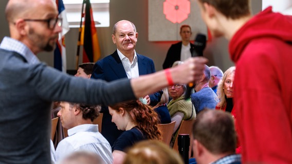 Bundeskanzler Olaf Scholz (SPD, M) nimmt am Europa-Wahlkampfauftakt seiner Partei auf einem Bürgerdialog der SPD Lüneburg teil. © dpa Bildfunk Foto: Markus Scholz