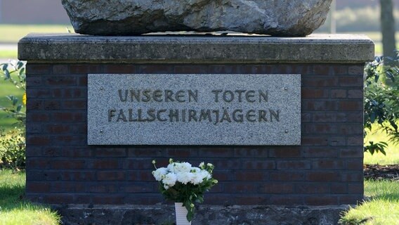 Ein Gedenkstein erinnert in Seedorf an die im Krieg in Afghanistan  gefallenen Fallschirmjägern. © picture alliance / dpa Foto: Ingo Wagner