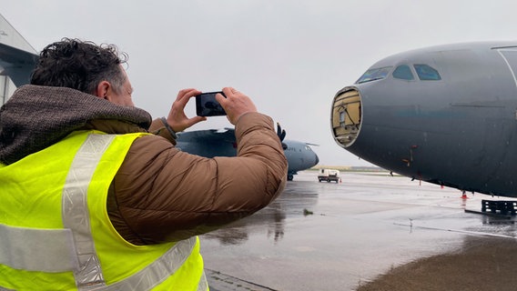 Serengetipark-Besitzer Fabrizio Sepe macht ein Foto von einem Airbus. © NDR Foto: Torben Hildebrandt