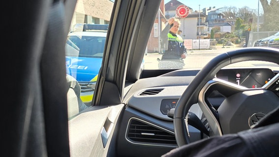 Eine Polizistin hält einen Autofahrer im Rahmen einer Kontrolle an. © Polizeiinspektion Stade 