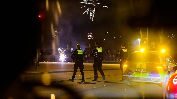 Polizisten in Lüneburg beim Einsatz in der Silvesternacht © dpa-Bildfunk Foto: Philipp Schulze