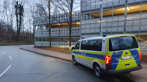 Ein Polizeiauto steht an einem Parkhaus am Bahnhof in Stade. © Polizeiinspektion Stade 