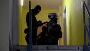Einsatzkräfte der Polizei stehen vor einer Wohnung in Stade. © Hellwig TV Elbnews Produktion 