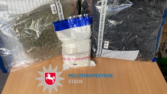 Beutel mit sichergestelltem Kokain, Haschisch und Marihuana liegen auf einem Tisch der Polizei. © Polizeiinspektion Stade 