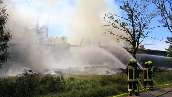 Einsatzkräfte der Feuerwehr bekämpfen ein Feuer in Assel. © Polizeiinspektion Stade 