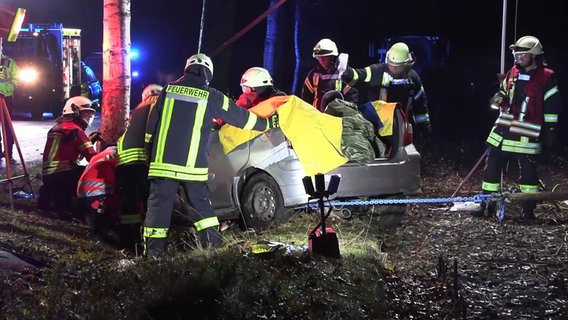 Feuerwehrleute befreien eine eingeklemmte Person nach einem Unfall aus einem Pkw. © Hellwig TV Elbnews Produktion 