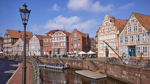 Eine Laterne steht neben einem Geländer und darunter ist Wasser zu sehen. © picture alliance / imageBROKER Foto: Olaf Schulz