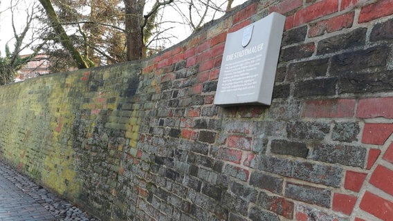 Eine Infotafel ist an der Stadtmauer von Uelzen angebracht. © Hansestadt Uelzen 