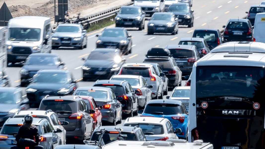 Autobahnen Im Norden: Staus Und Sperrungen Sorgen Für Verzögerungen ...