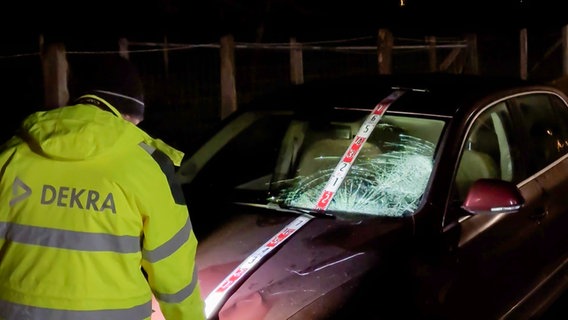 Ein Dekra-Mitarbeiter untersucht ein Auto mit dem ein Polizist angefahren wurde. © TeleNewsNetwork 