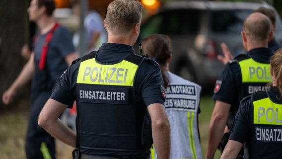 Polizei und Rettungskräfte an einer Unglücksstelle © dpa Bildfunk Foto: Philipp Schulze