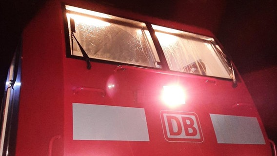 Die Frontscheibe eines Güterzuges ist verschmiert. © Bundespolizeiinspektion Bremen 