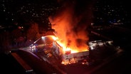 Eine Drohnenaufnahme zeigt die Sporthalle an einem Schulzentrum in Tostedt (Landkreis Harburg) in Vollbrand. © TeleNewsNetwork 