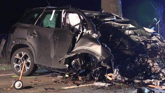 Ein Auto ist nach einem Unfall in Tostedt (Landkreis Harburg) weitgehend zerstört. © TeleNewsNetwork 