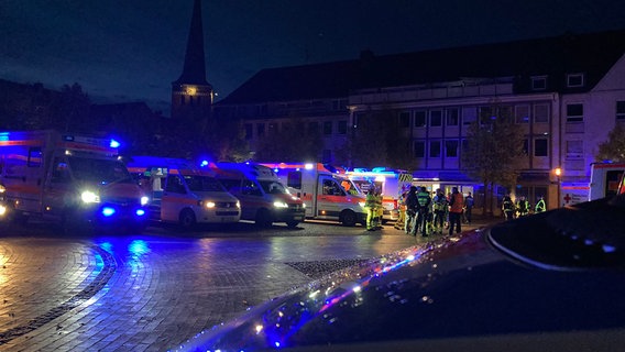 Zahlreiche Rettungswagen stehen in einer Straße bei einer Großübung in Uelzen. © NDR Foto: Eike Müller