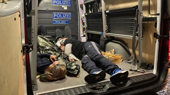 Zwei Personen liegen in einem Transporter der Polizei bei einer Großübung in Uelzen. © NDR Foto: Eike Müller