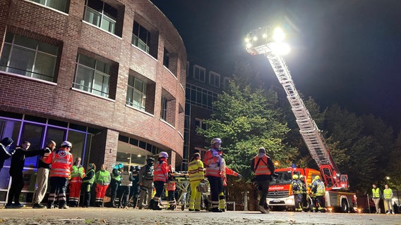 Einsatzkräfte und Einsatzwagen der Feuerwehr bei einer Großübung in Uelzen. © NDR Foto: Eike Müller