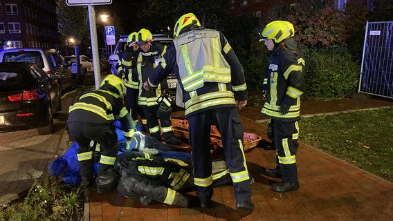 Einsatzkräfte der Feuerwehr bei einer Personenrettung bei einer Großübung in Uelzen. © NDR Foto: Eike Müller