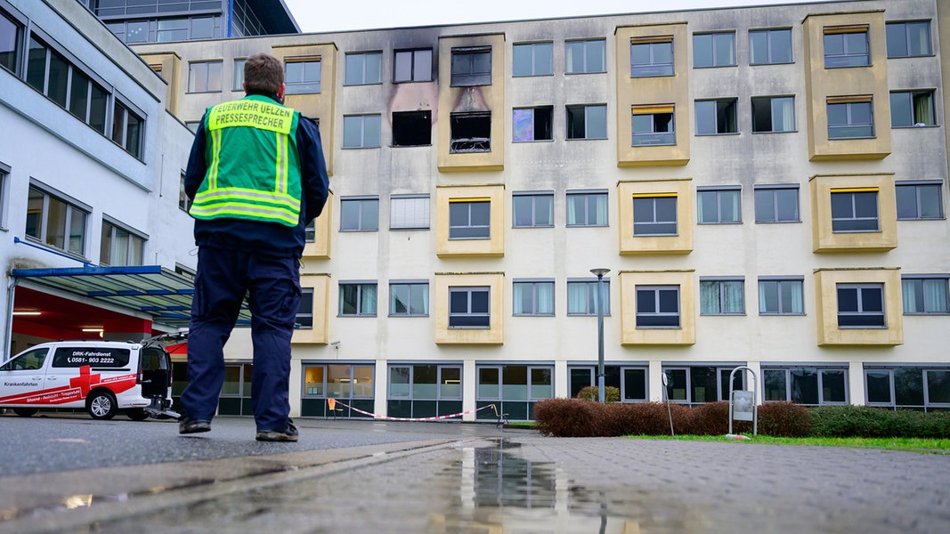 Das Helios Klinikum in Uelzen ist nach einem Brand beschädigt.