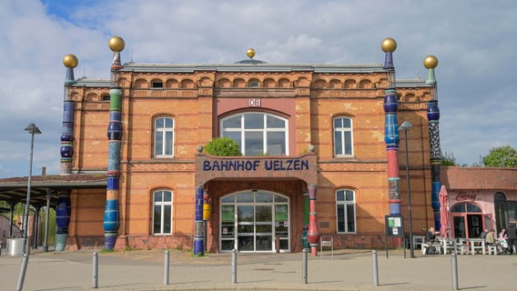 Der Hundertwasser-Bahnhof in Uelzen © picture alliance / Schoening Foto: Schoening