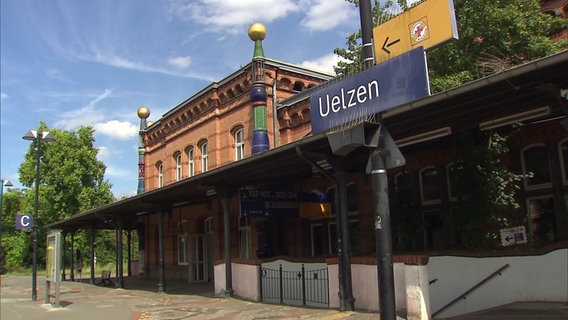 Der Hundertwasser-Bahnhof in Uelzen. Hier ist es zu einem tödlichen Treppensturz gekommen. © NDR 