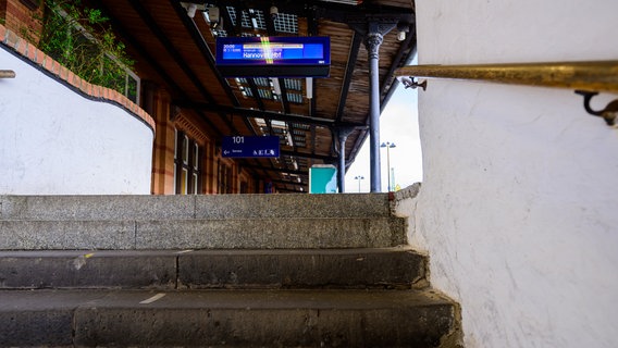 Ein Treppenaufgang am Hundertwasser Bahnhof in Uelzen hoch zum Gleis. © dpa Foto: Philipp Schulze