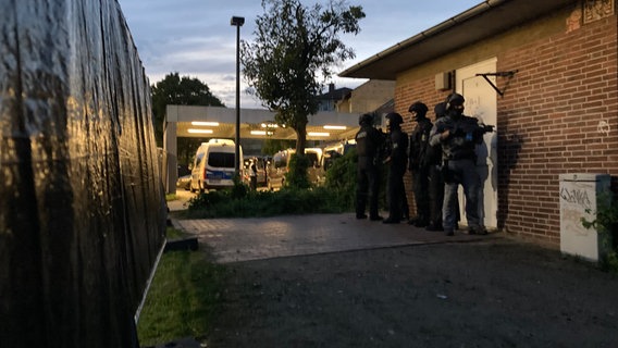 Spezialkräfte der Bundespolizei stehen in Kampfuniform vor einer Tür des alten Kreishauses in Uelzen und üben für den Ernstfall. © NDR Foto: Eike Müller