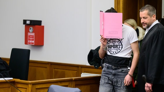 Ein Beschuldigter, der für einen tödlichen Treppensturz am Bahnhof Uelzen verantwortlich sein soll, steht im Landgericht Lüneburg. © picture alliance/dpa Foto: Philipp Schulze