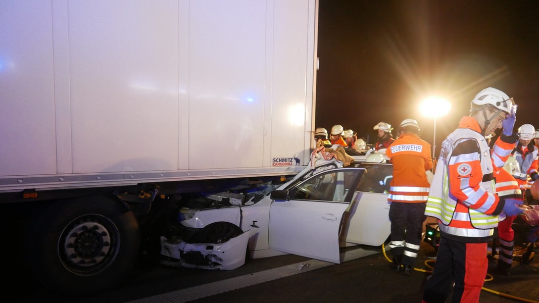 Schwerer Unfall Auf A1: Pkw Unter Lkw Eingeklemmt | NDR.de ...