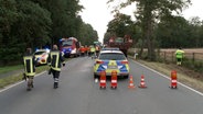 Nach einem Unfall mit einem Pick-up mit Bootsanhänger und einem Lkw steht der Pick-up zwischen Lkw und Anhänger eingeklemmt auf der B214 im Heidekreis. © HannoverReporter 