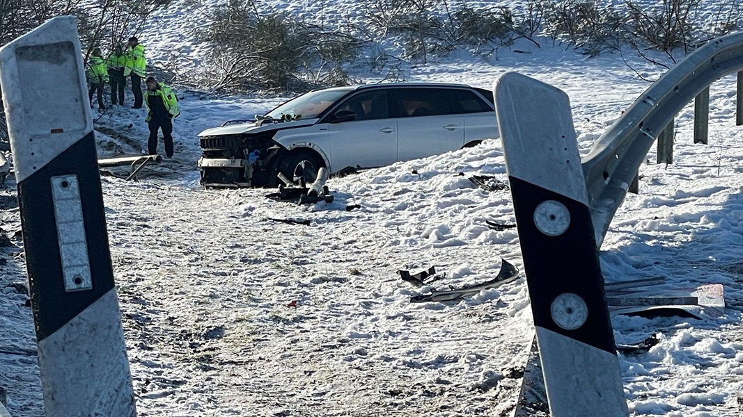 Nach einem Unfall im Heidekreis steht ein beschädigtes Auto im Schnee.