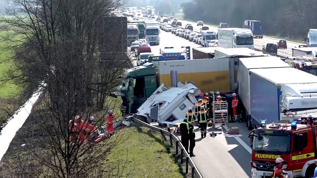 unfall auf a1 lkw fährt in stauende zwei schwerverletzte ndr de