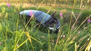 Ein Auto liegt nach einem Unfall, bei dem ein Fahrer starb, im Straßengraben. © Hellwig TV-Elbnews Produktion 