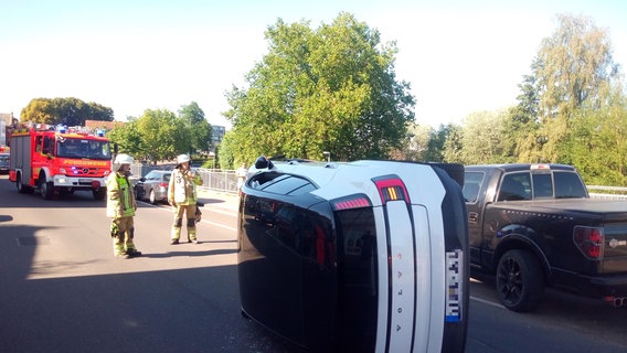 Ein Elektroauto liegt nach einem Unfall auf der Seite. © Feuerwehr Stade 