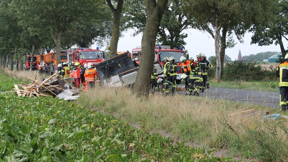 Einsatzkräfte der Feuerwehr bei einer Unfallstelle © Kreisfeuerwehr Rotenburg (Wümme) 