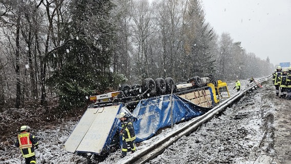 Ein Lastwagen liegt nach einem Unfall in einem Graben neben der A7. Der Fahrer ist tod. © Freiwillige Feuerwehr Schwarmstedt 