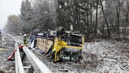 Ein Lastwagen liegt nach einem Unfall in einem Graben neben der Autobahn 7. © Freiwillige Feuerwehr Schwarmstedt 