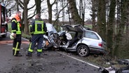 Ein Pkw steht nach einem Frontalcrash auf der B71 an einer Unfallstelle. © TeleNewsNetwork 