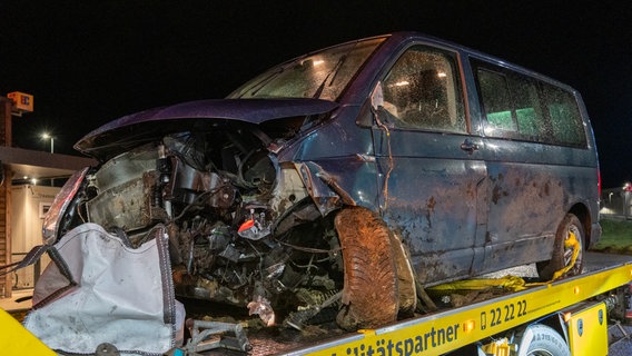 Ein kaputter VW-Kleinbus auf einem Abschleppwagen © JOTO 